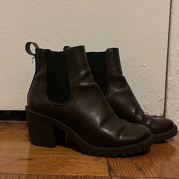 Chelsea Boot - Picture 2 of 2